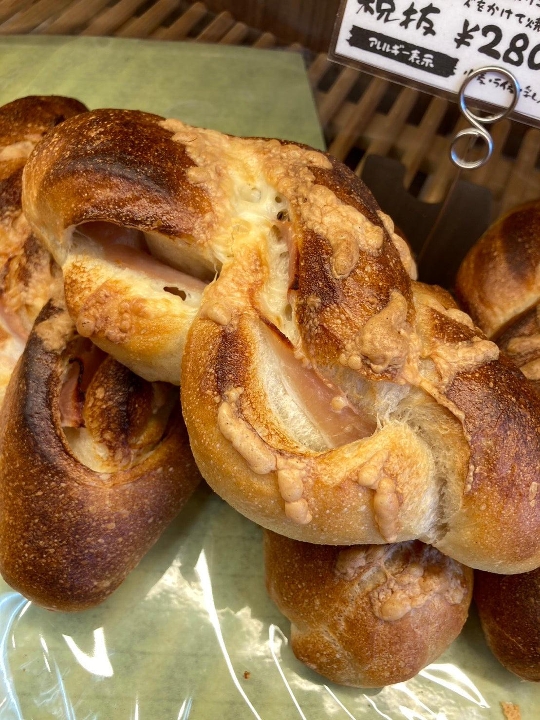 生ハムとチーズのフランスパン